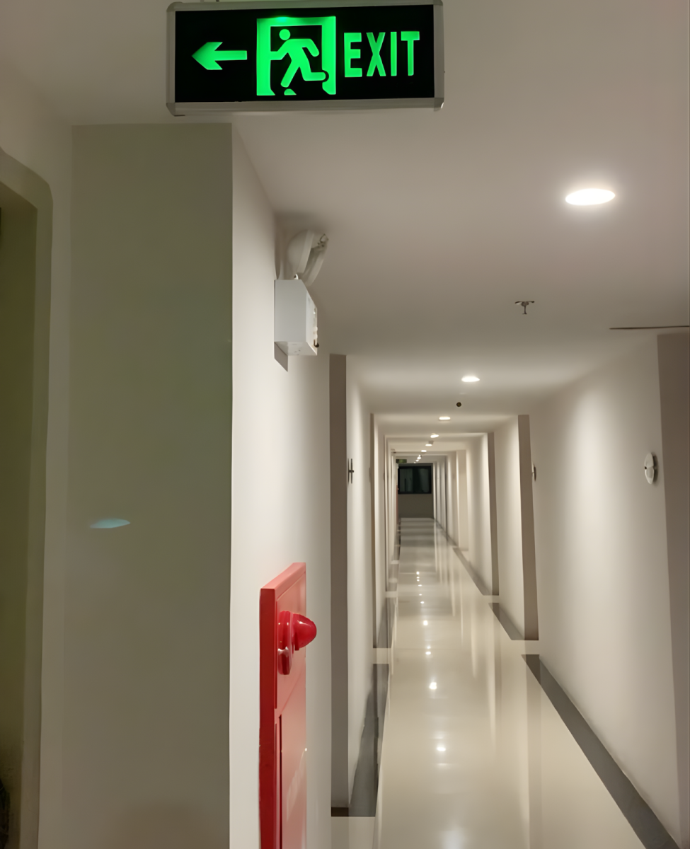 bien-chi-dan-va exit-duoc-dat-o-noi-de-nhin-thay