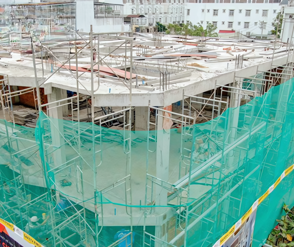 Chằng chống giàn giáo trước bão số 6