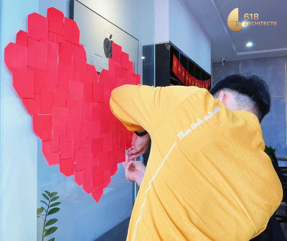 Lá cờ được gắn kết tỉ mỉ, thể hiện tình yêu và niềm tự hào Việt Nam