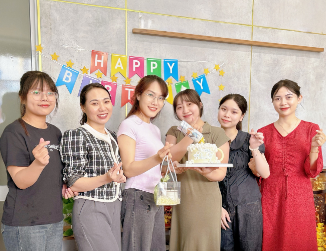 Khoảnh khắc chia sẻ niềm vui cùng đồng nghiệp trong ngày sinh nhật thành viên tháng 08
