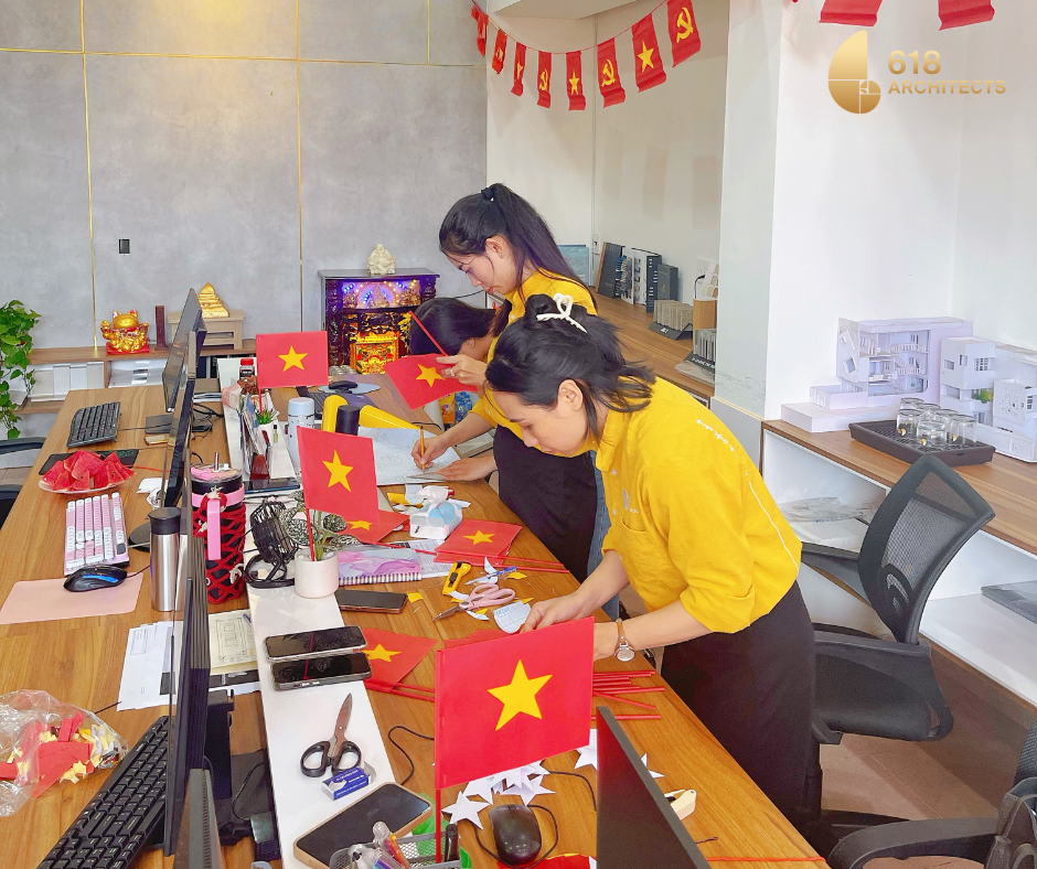 Đại gia đình 618 cùng nhau chuẩn bị lá cờ cho ngày Quốc khánh.