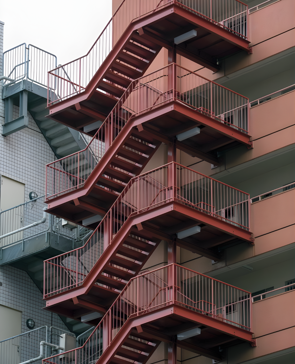 thang-thoat-hiem-ngoai-troi-duoc-lam-bang-sat