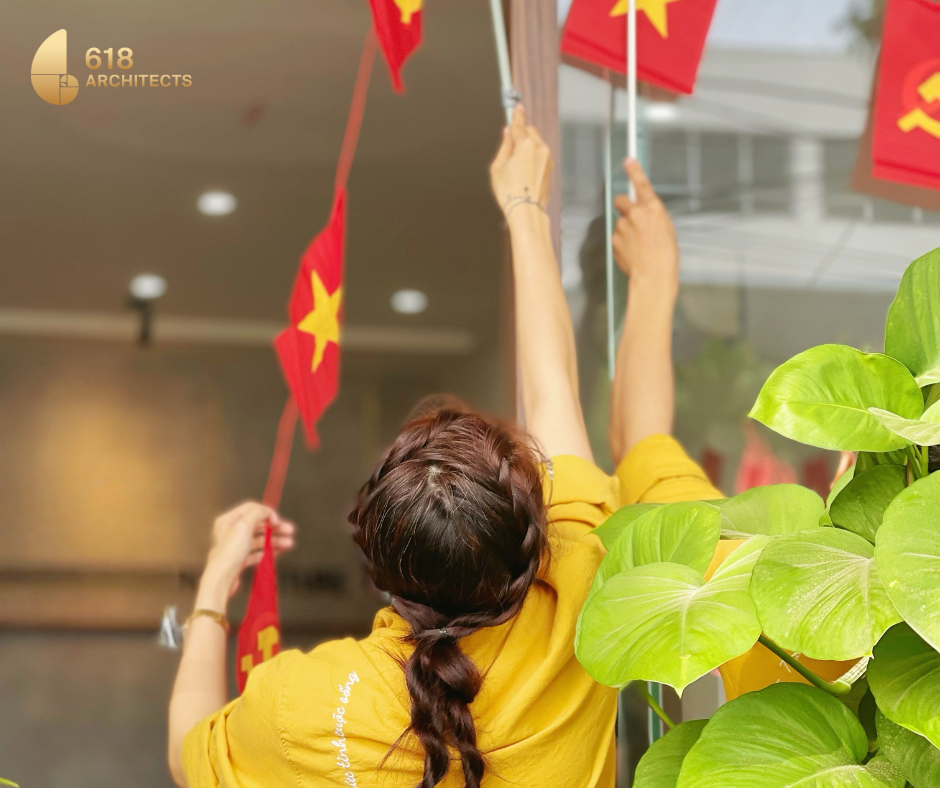 Trang trí lá cờ Tổ quốc trên cửa văn phòng, rực rỡ sắc đỏ sao vàng